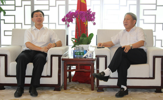 集團董事長肖厚忠應邀與太平洋集團創(chuàng)始人嚴介和進行商務會談